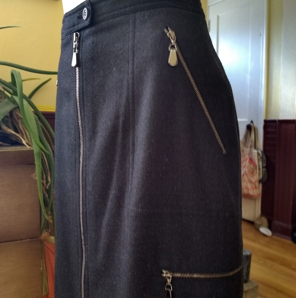 Wool Skirt with zip details. Size 2. - Picture 7 of 8